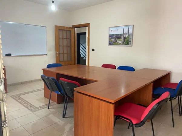 Tirane, jepet me qera ambjent biznesi Kati 1, 196 m² 850 € (Don Bosko)