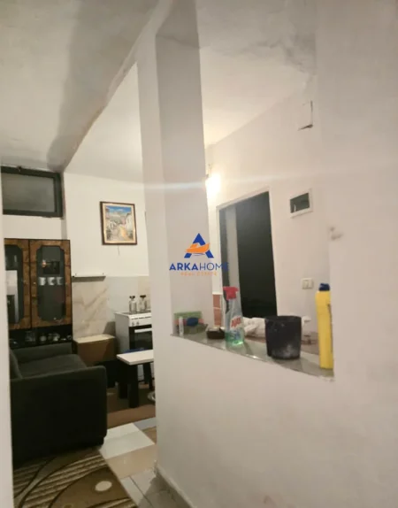 Tirane, jepet me qera apartament 1+1 Kati 1, 50 m² 300 € 