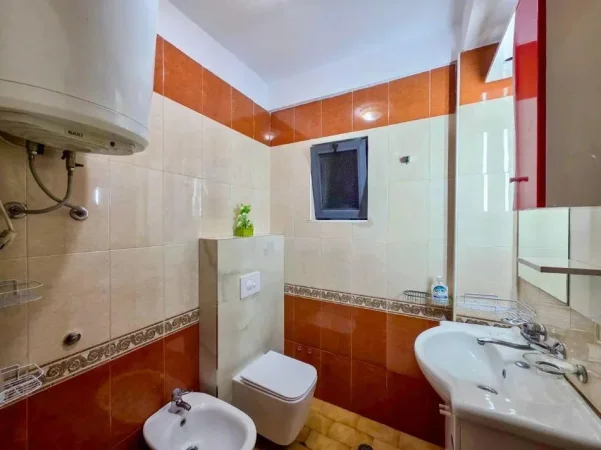 Tirane, jepet me qera apartament 4+1 Kati 3, 120 m² 1.500 € (MINE PEZA)