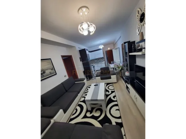 Tirane, jepet me qera apartament 1+1+Ballkon Kati 2, 65 m² 350 € (Fresku)