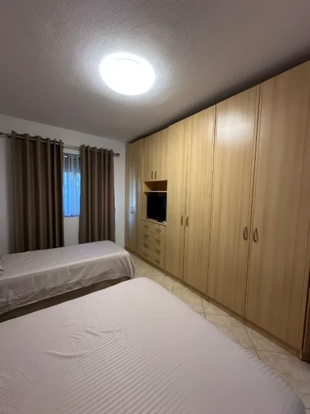 Tirane, jepet me qera apartament 1+1 Kati 3, 60 m² 500 € (BRRYLI)