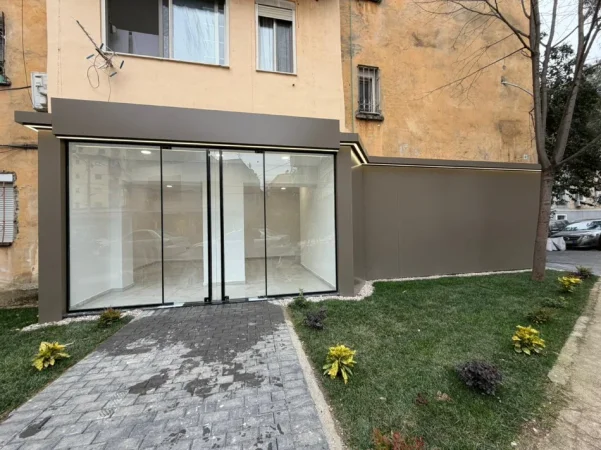 🏠 SHITET: Amb. 49m² (📍Xhamllik - Oslo Bar, 300m nga Kryqëzimi )🔥Super Mundësi || Buzë Rruge ✨️ 250,000€  💶