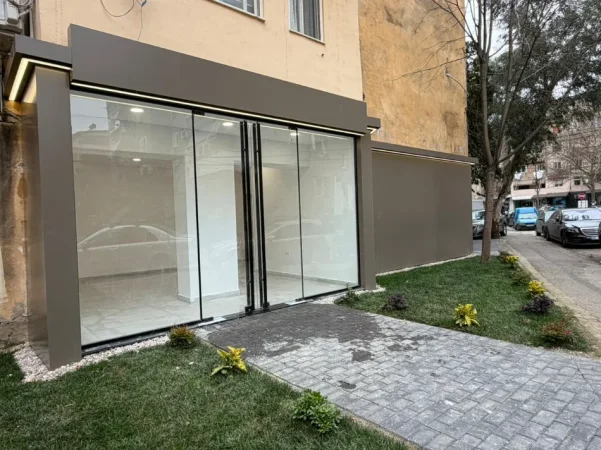 🏠 SHITET: Amb. 49m² (📍Xhamllik - Oslo Bar, 300m nga Kryqëzimi )🔥Super Mundësi || Buzë Rruge ✨️ 250,000€  💶