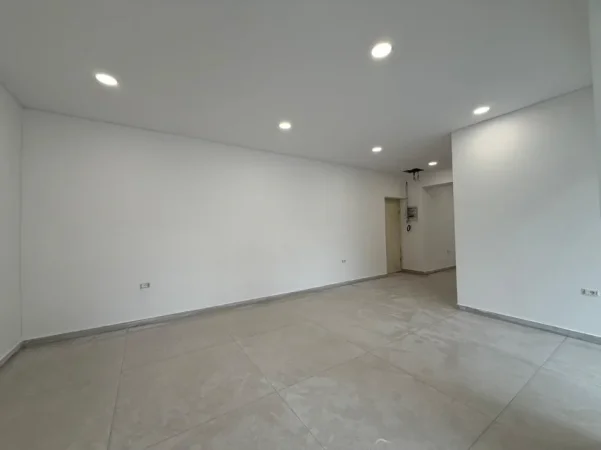 🏠 SHITET: Amb. 49m² (📍Xhamllik - Oslo Bar, 300m nga Kryqëzimi )🔥Super Mundësi || Buzë Rruge ✨️ 250,000€  💶