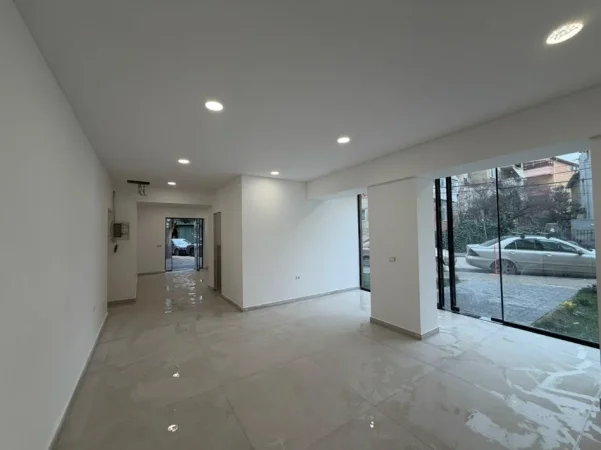 🏠 SHITET: Amb. 49m² (📍Xhamllik - Oslo Bar, 300m nga Kryqëzimi )🔥Super Mundësi || Buzë Rruge ✨️ 250,000€  💶