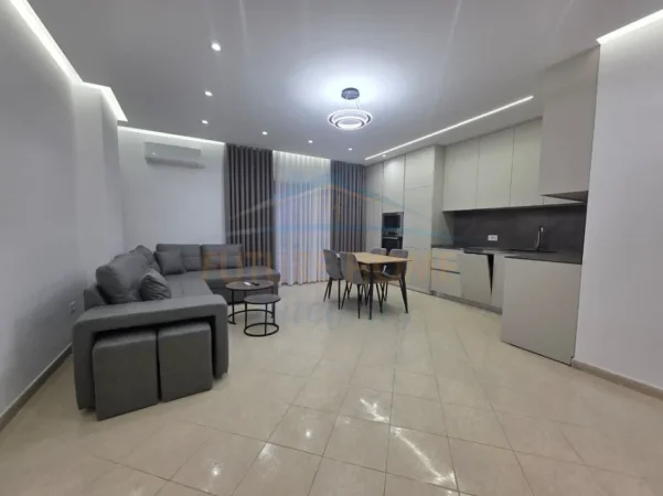Tirane, jepet me qera apartament 2+1+Ballkon Kati 2, 105 m² 650 € (unaza e re)