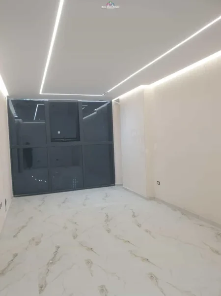 Tirane, jepet me qera zyre Kati 1, 74 m² 620 € (astir)