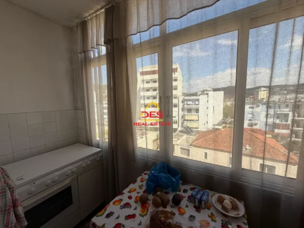 Vlore, shitet apartament 1+1 Kati 5, 57 m² 75.000 € (Rruga Janaq Kilica)