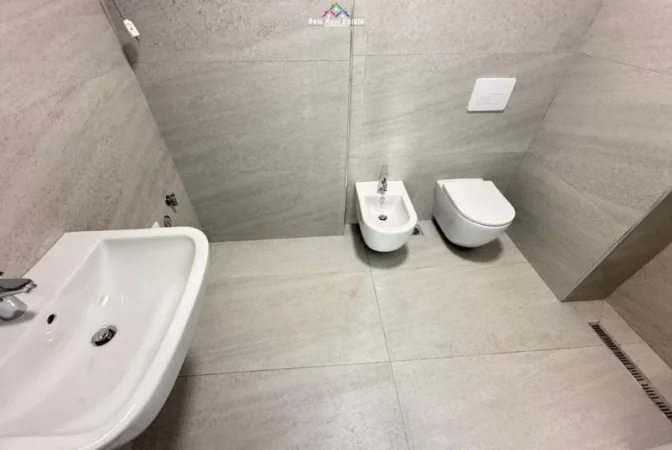 Tirane, jepet me qera zyre Kati 4, 95 m² 890 € (KARL GEGA)