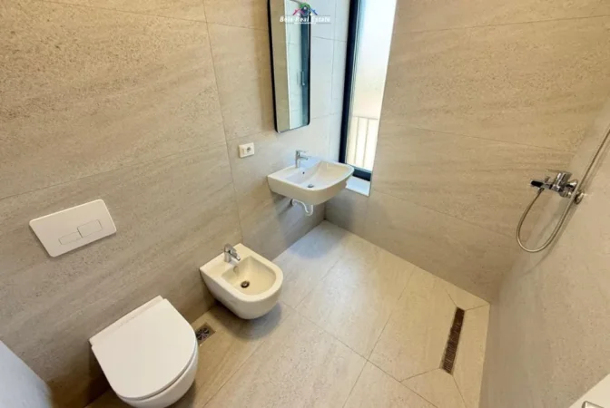 Tirane, jepet me qera zyre Kati 4, 95 m² 890 € (KARL GEGA)