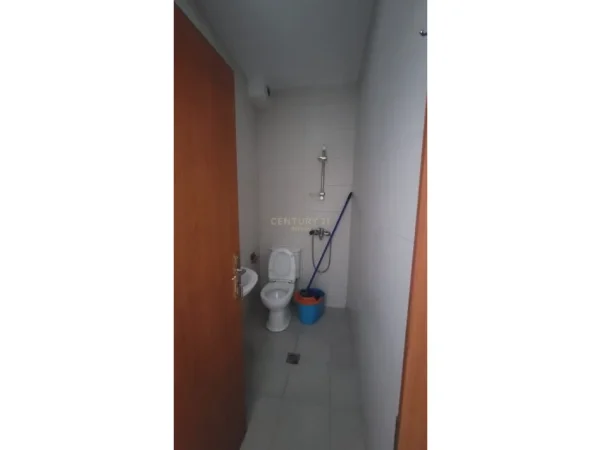 Tirane, jepet me qera apartament 1+1 Kati 1, 45 m² 420 € (brryli)