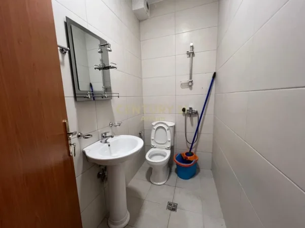 Tirane, jepet me qera apartament 1+1 Kati 1, 45 m² 420 € (brryli)