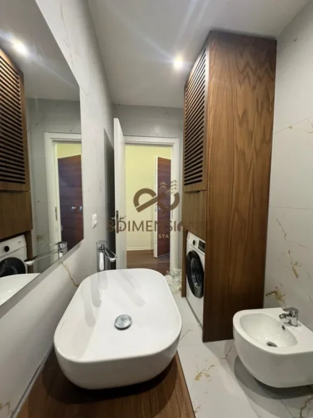Tirane, jepet me qera apartament 2+1+Ballkon Kati 4, 70 m² 850 € (xhamllik)