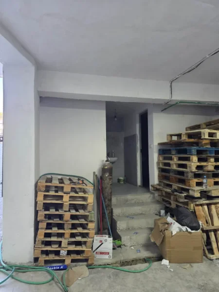 Tirane, shitet nga Pronari, pa-komision magazine Kati -1, 1.372 m² (rruga ardeno)