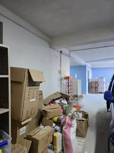 Tirane, shitet nga Pronari, pa-komision magazine Kati -1, 1.372 m² (rruga ardeno)