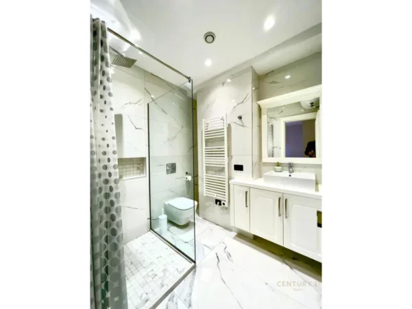 Tirane, jepet me qera apartament 2+1 Kati 6, 115 m² 800 € (kopshti botanik rruge kryesore)