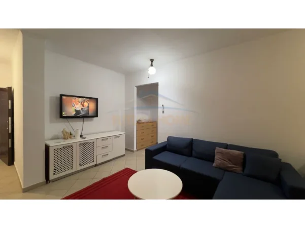 Tirane, jepet me qera apartament 1+1+Ballkon Kati 7, 65 m² 400 € (2 palmat)
