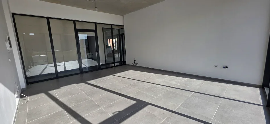 Tirane, jepet me qera zyre Kati 1, 45 m² 800 € (RRUGA E BARRIKADAVE)