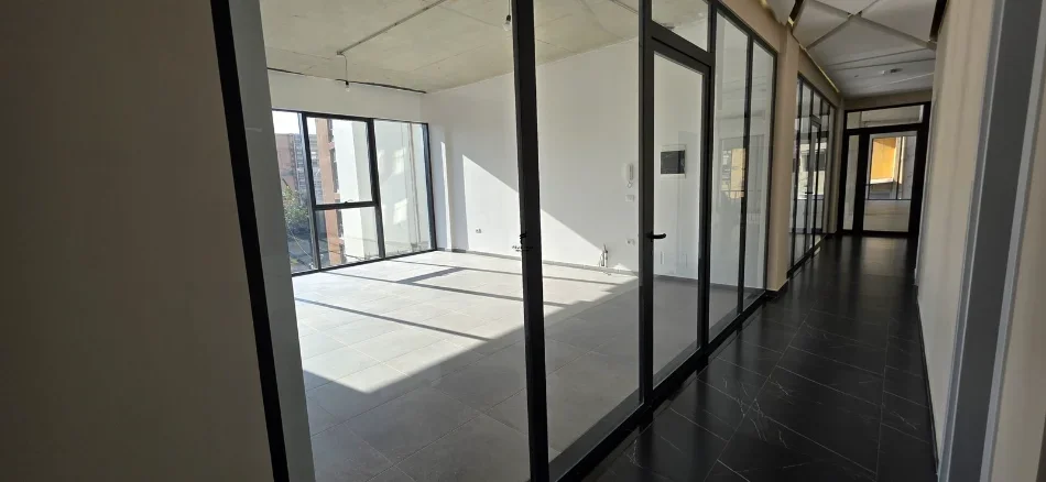 Tirane, jepet me qera zyre Kati 1, 45 m² 800 € (RRUGA E BARRIKADAVE)