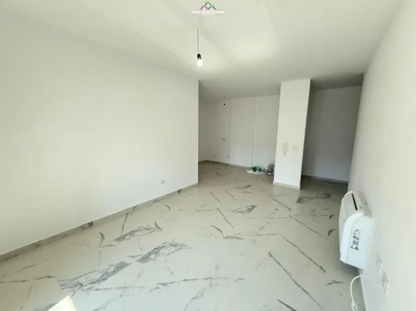 Tirane, jepet me qera zyre Kati 4, 92 m² 890 € (KARL GEGA)