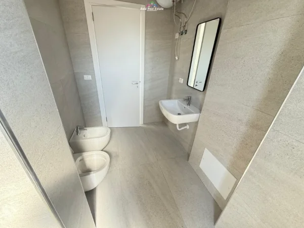 Tirane, jepet me qera zyre Kati 4, 92 m² 890 € (KARL GEGA)