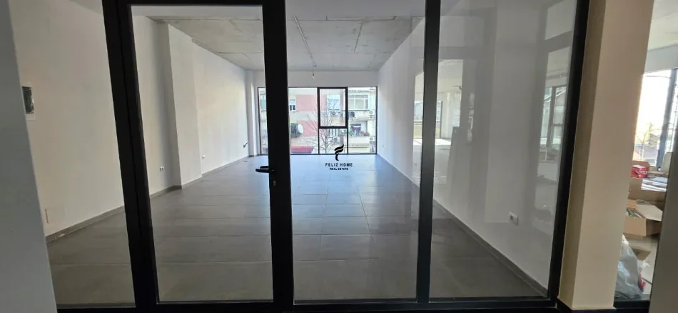 Tirane, jepet me qera zyre Kati 1, 61 m² 1.200 € (RRUGA E BARRIKADAVE)