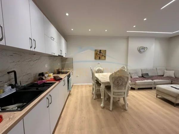 Tirane, jepet me qera apartament 2+1+Ballkon Kati 4, 108 m² 550 € (Kompleksi Molla)