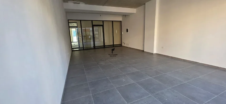 Tirane, jepet me qera zyre Kati 1, 103 m² 2.000 € (RRUGA E BARRIKADAVE)