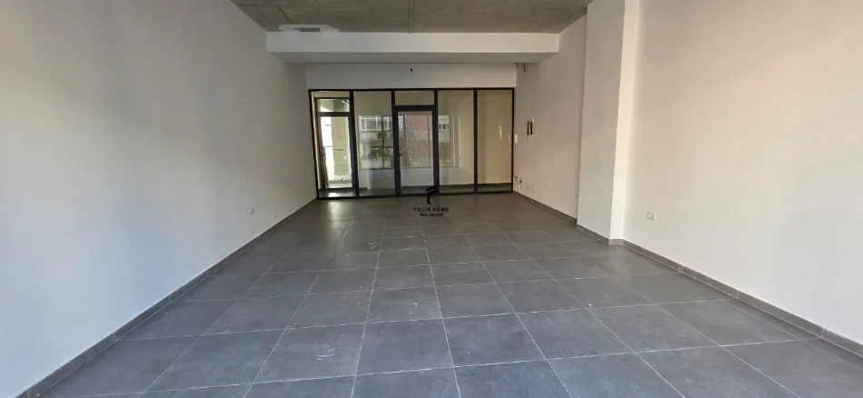 Tirane, jepet me qera zyre Kati 1, 103 m² 2.000 € (RRUGA E BARRIKADAVE)