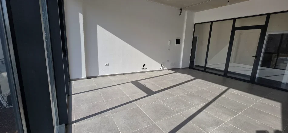 Tirane, jepet me qera zyre Kati 1, 103 m² 2.000 € (RRUGA E BARRIKADAVE)