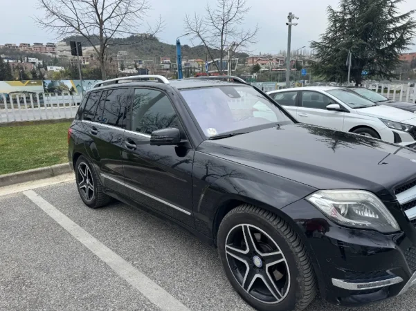 Tirane, shes SUV Mercedes-Benz GLK 250 4Matic Nafte, e zeze automatik Klima 219.000 km 11.000 €