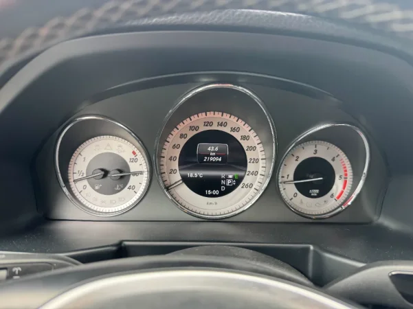 Tirane, shes SUV Mercedes-Benz GLK 250 4Matic Nafte, e zeze automatik Klima 219.000 km 11.000 €