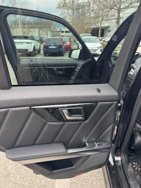 Tirane, shes SUV Mercedes-Benz GLK 250 4Matic Nafte, e zeze automatik Klima 219.000 km 11.000 €