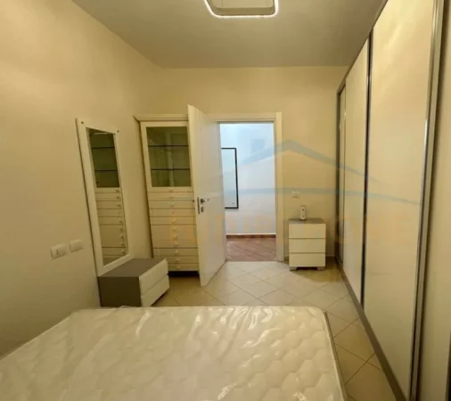 Tirane, jepet me qera apartament 2+1 Kati 3, 88 m² 520 € (Unaza e re)