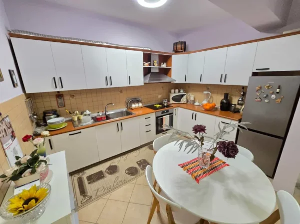 Tirane, jepet me qera apartament 2+1 Kati 4, 107 m² 790 € (Rruga e Kavajes)