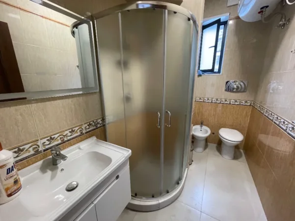 Tirane, jepet me qera ambjent biznesi Kati 2, 98 m² 1.000 € (Bllok)