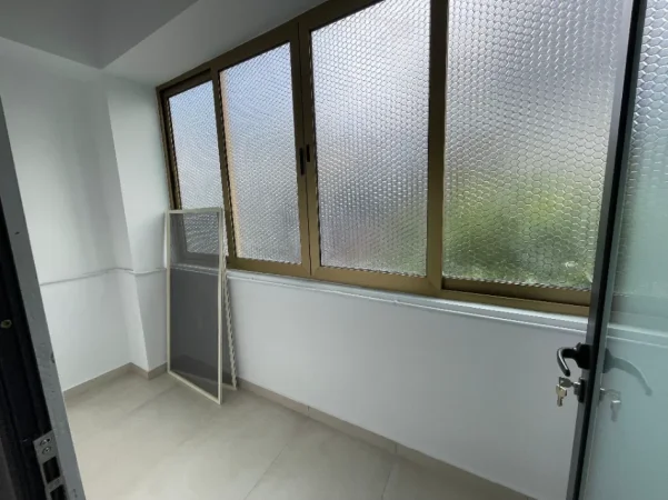 Tirane, jepet me qera ambjent biznesi Kati 2, 98 m² 1.000 € (Bllok)