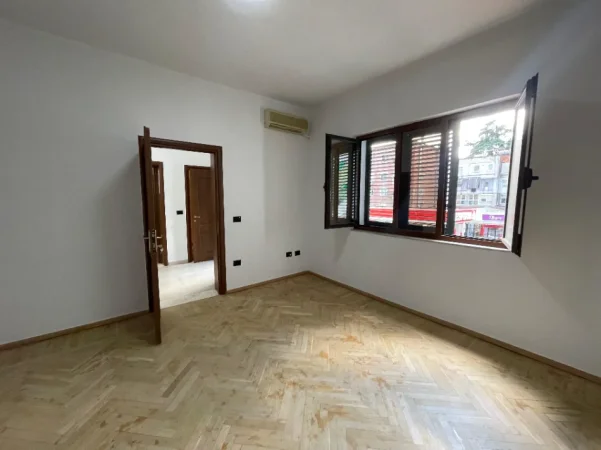 Tirane, jepet me qera ambjent biznesi Kati 2, 98 m² 1.000 € (Bllok)