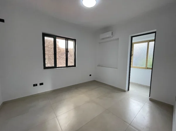 Tirane, jepet me qera ambjent biznesi Kati 2, 98 m² 1.000 € (Bllok)