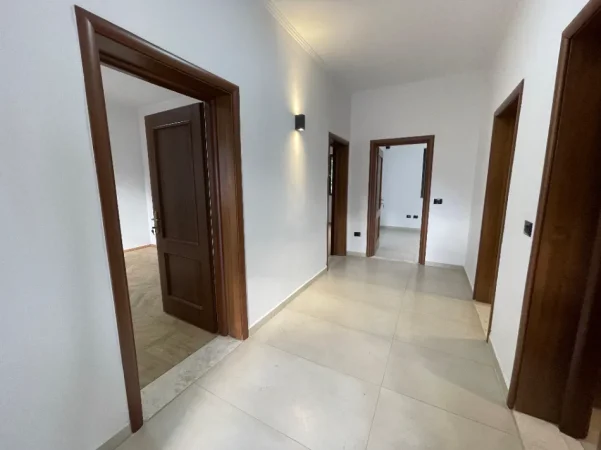 Tirane, jepet me qera ambjent biznesi Kati 2, 98 m² 1.000 € (Bllok)
