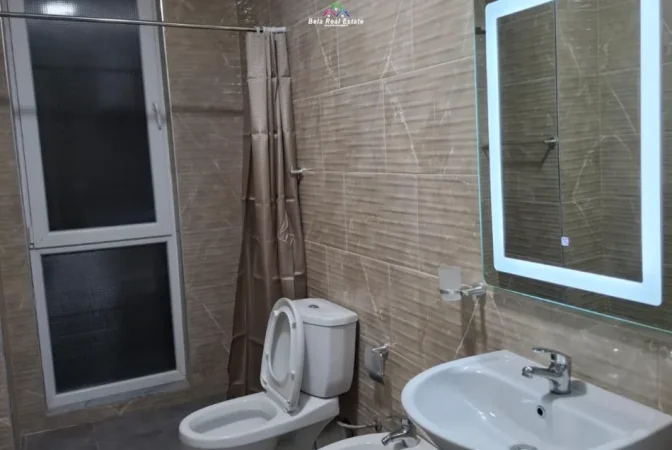 Tirane, jepet me qera apartament 1+1 Kati 3, 116 m² 680 € (RRuga 5 Maj)