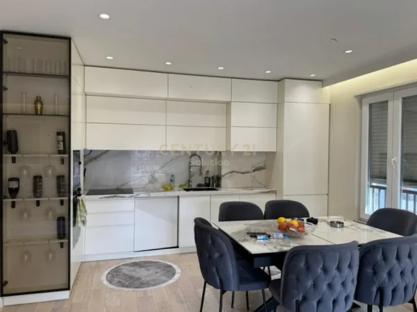Tirane, shes apartament 2+1+Ballkon Kati 6, 105 m² 170.000 € (Vila L)