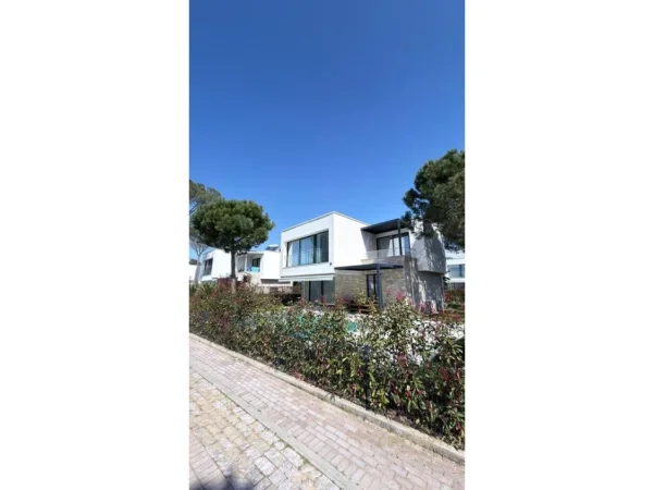 Durres, shes Vile 2 Katshe Kati 2, 711 m² 1.150.000 € (Gjiri i lalezit)