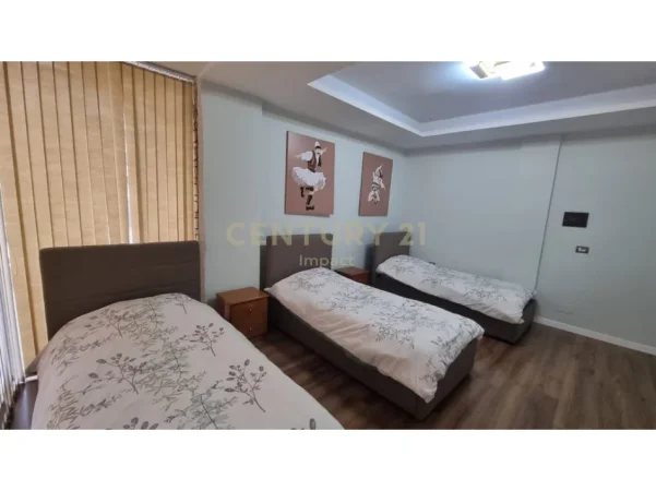 Tirane, jepet me qera 2+1+Ballkon Kati 1, 90 m² 900 € (Restorant durresi)