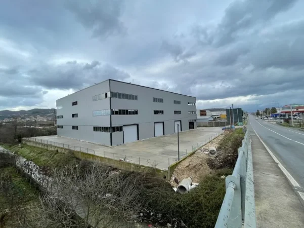 Tirane, jepet me qera magazine Kati 0, 1.000 m² 6.000 € 