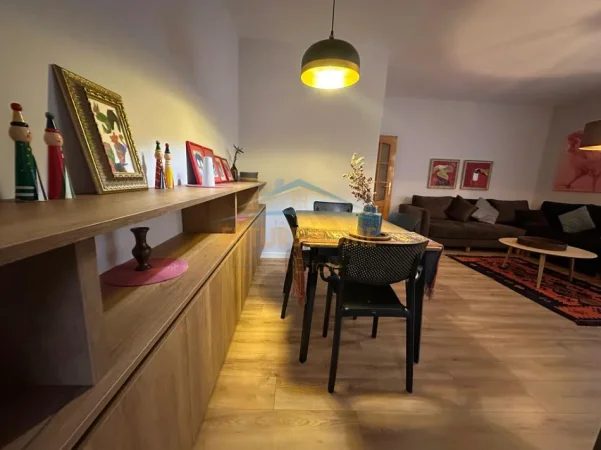 Tirane, jepet me qera apartament 1+1 Kati 2, 76 m² 700 € (Petro Nini)