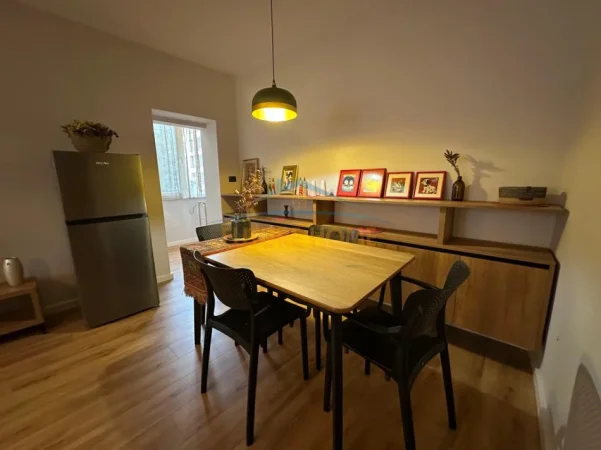 Tirane, jepet me qera apartament 1+1 Kati 2, 76 m² 700 € (Petro Nini)