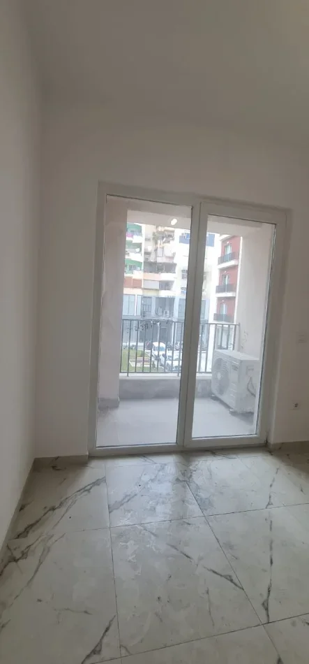 Jepet me qera nga Pronari, pa-komision ambjent biznesi Kati 2, siperfaqe 79 m² cmimi 45.000 leke neto, ne rruga "Dritan Hoxha" Tirane.