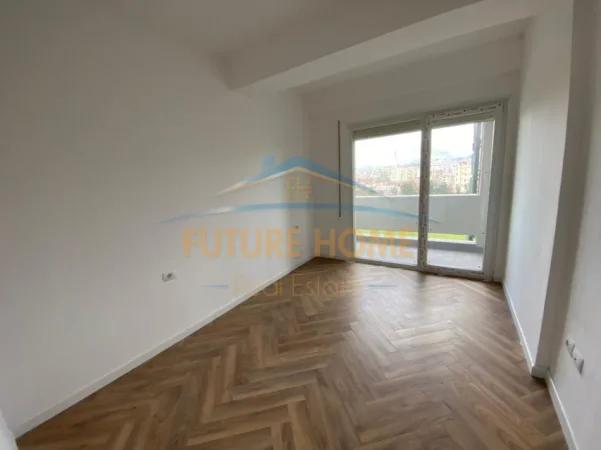 Tirane, jepet me qera apartament 1+1+Ballkon Kati 3, 65 m² 520 € (Pallati me Shigjeta)