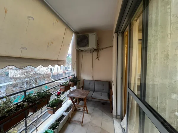 Tirane, jepet me qera apartament 2+1+Ballkon Kati 3, 100 m² 700 € (Fresku)